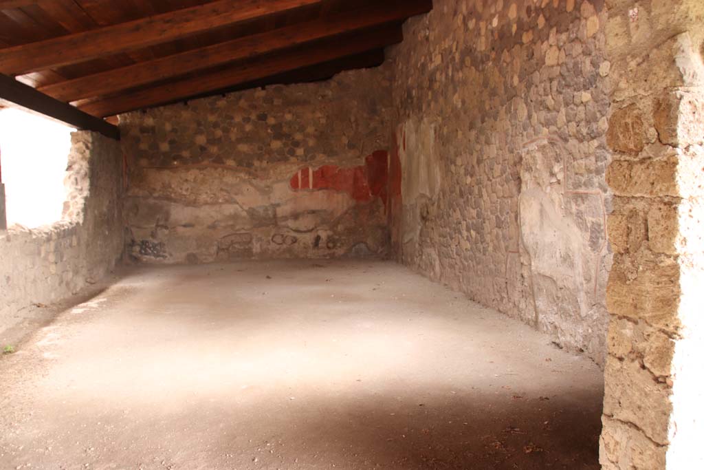 Stabiae, Villa Arianna, October 2020. Room 27, looking north from entrance doorway. Photo courtesy of Klaus Heese.