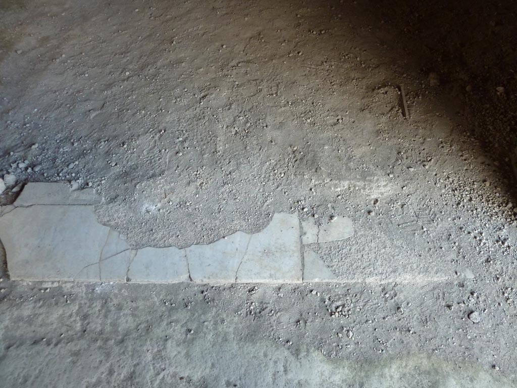Stabiae, Villa Arianna, September 2015. Room 27, threshold in doorway, from north portico.
