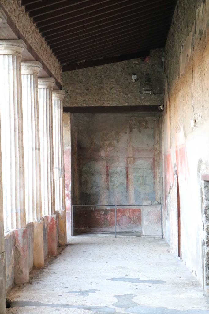 I.10.4 Pompeii, December 2018.
Looking south along west portico. Photo courtesy of Aude Durand.