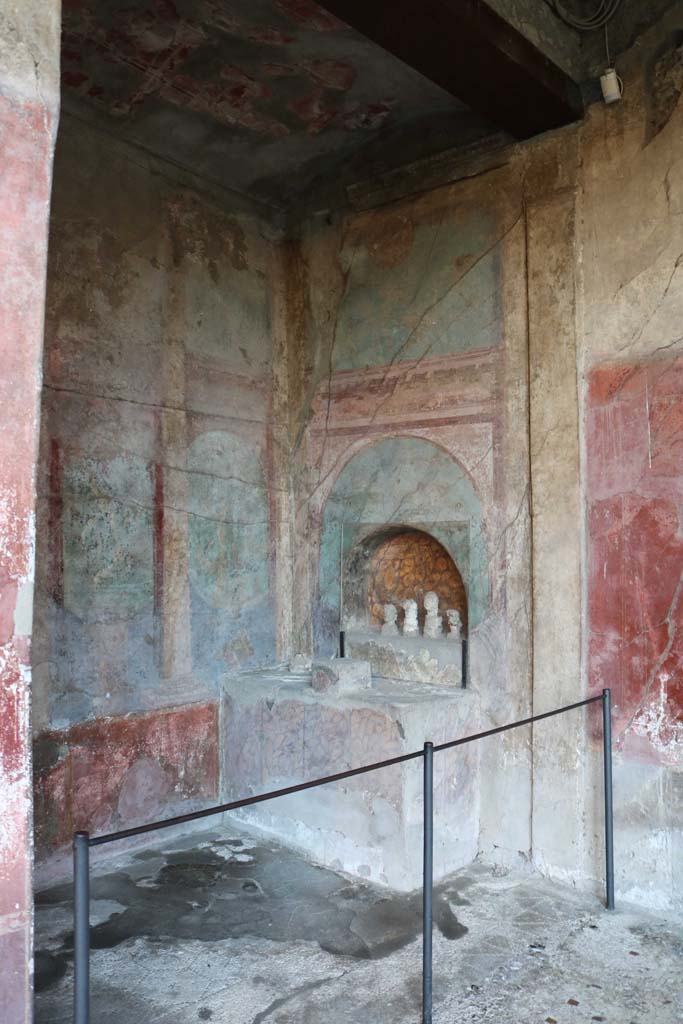 I.10.4 Pompeii. December 2018. Area 25, south-west corner of peristyle.
Sacrarium with built in altar and apsed niche. Photo courtesy of Aude Durand.