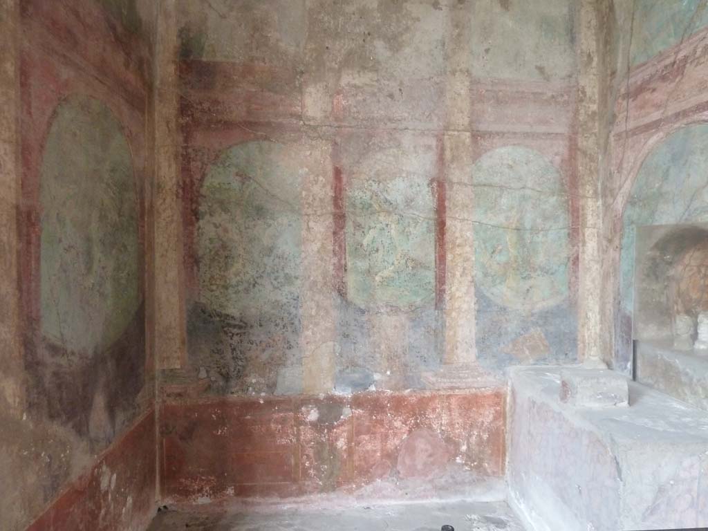 I.10.4 Pompeii. May 2010.
Alcove 25, south wall with painted columns and pilasters opening onto a painted garden with trees and birds.