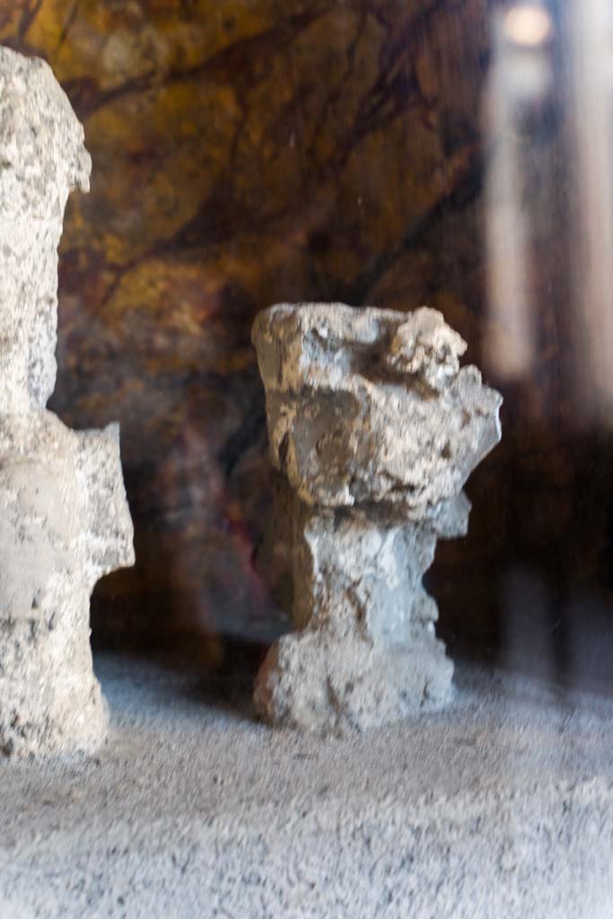 I.10.4 Pompeii. April 2022.
Alcove 25, detail of plaster cast, on the right, on the lararium or domestic shrine. (Image 1).
Photo courtesy of Johannes Eber.