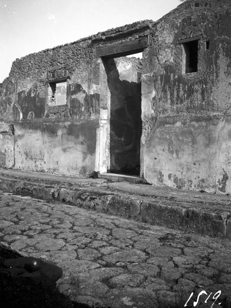 VI.9.3 Pompeii. W668. Façade and entrance doorway.
Photo by Tatiana Warscher. Photo © Deutsches Archäologisches Institut, Abteilung Rom, Arkiv. 
