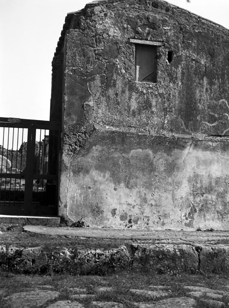 VI.9.3 Pompeii. W670.  Façade on south side of entrance doorway.
Photo by Tatiana Warscher. Photo © Deutsches Archäologisches Institut, Abteilung Rom, Arkiv. 
