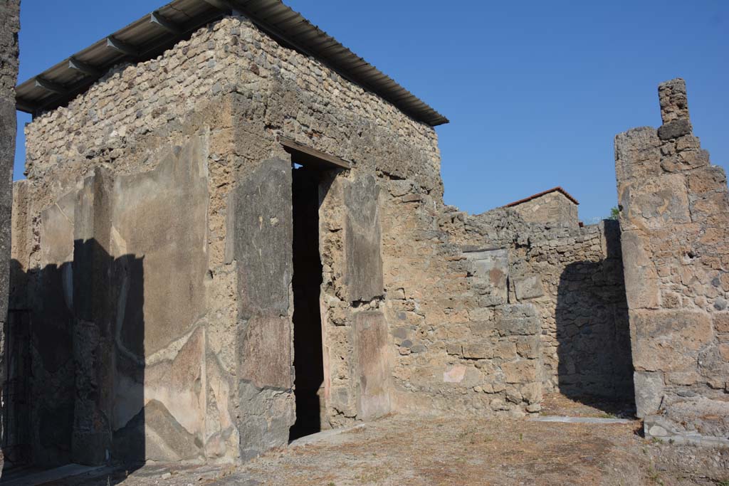VI.9.3 Pompeii. September 2019. 
Doorways to rooms 2 and 5A in north-west corner of atrium on north side of entrance corridor/fauces.
Foto Annette Haug, ERC Grant 681269 DÉCOR.
