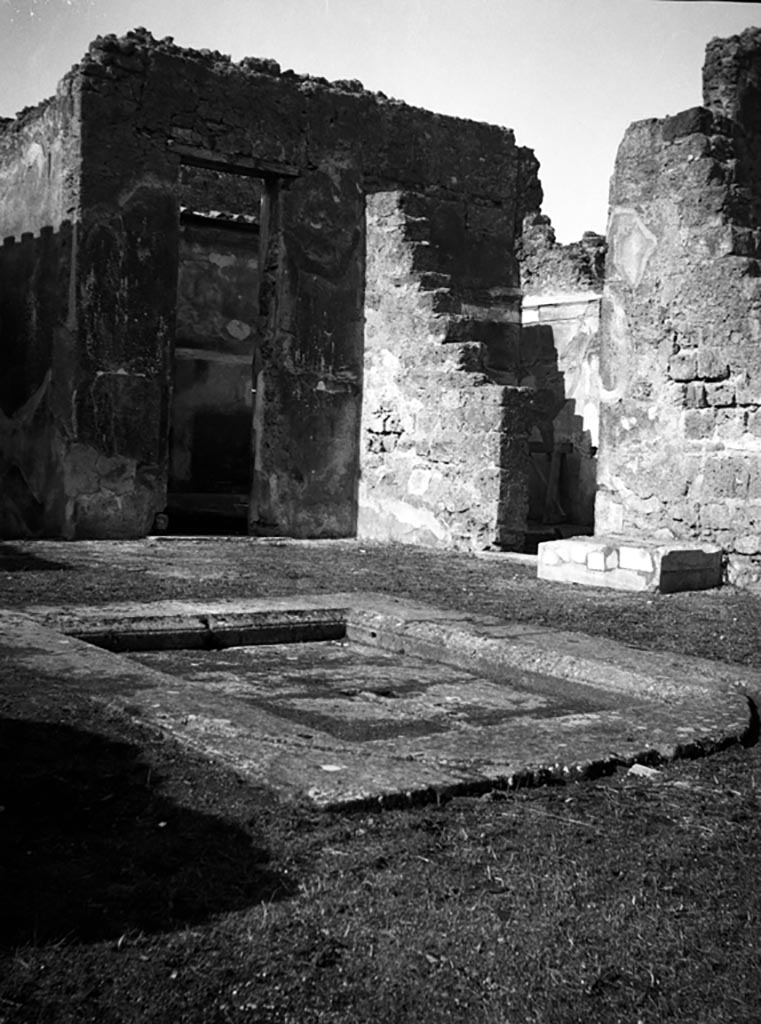 VI.9.3 Pompeii. W678. Atrium 4, looking north-west towards doorways to rooms 2, and 5A on north side of entrance corridor.
Photo by Tatiana Warscher. Photo © Deutsches Archäologisches Institut, Abteilung Rom, Arkiv. 
