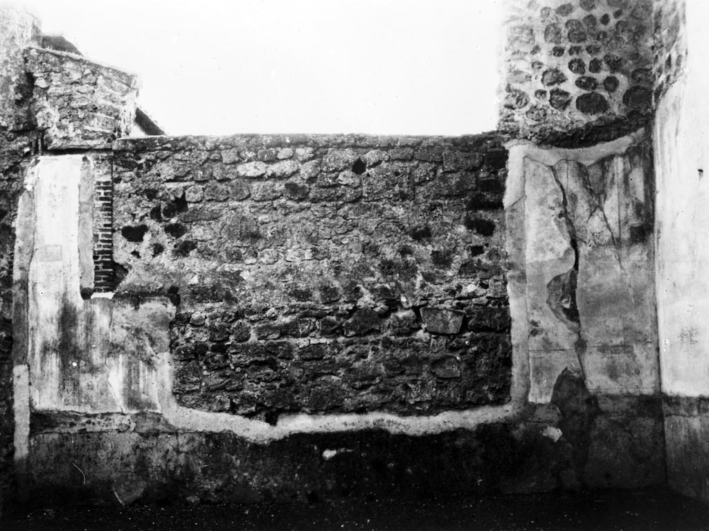 VI.10.11 Pompeii. W.164. Room 15, south wall of triclinium, site of painting of the wedding of Zephyr and Chloris.
Photo by Tatiana Warscher. Photo © Deutsches Archäologisches Institut, Abteilung Rom, Arkiv.