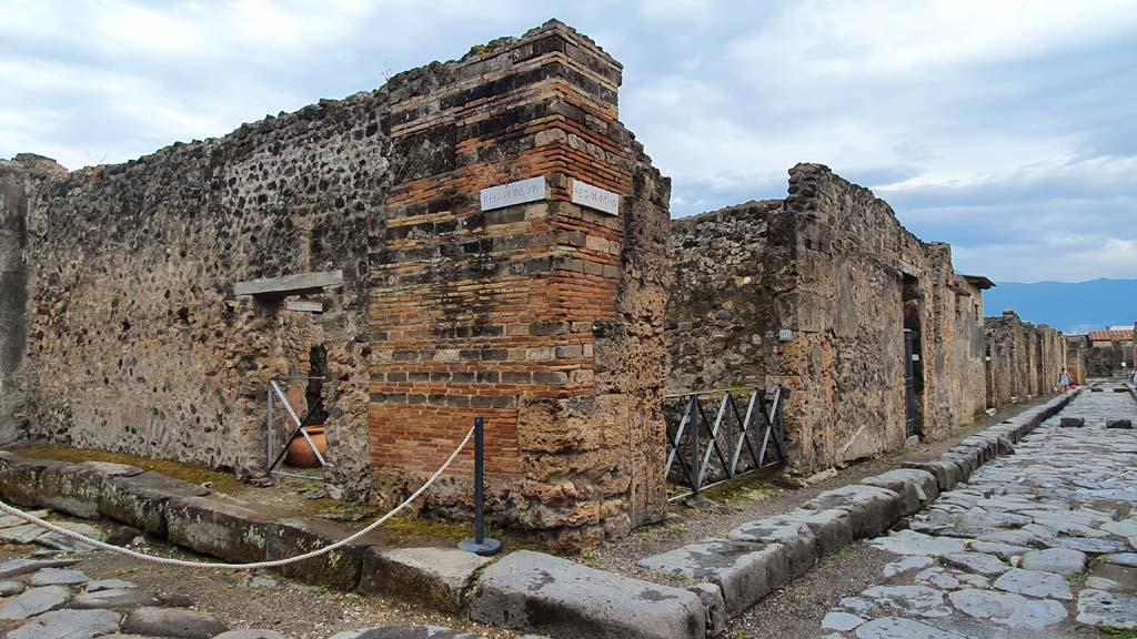 VI.14.35, on left, and VI.14.36, in centre, Pompeii. July 2021.
Looking south-east at junction of Vicolo di Mercurio, on left, and Vicolo dei Vettii, on right.
Foto Annette Haug, ERC Grant 681269 DÉCOR.