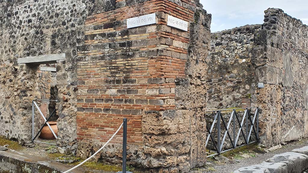 VI.14.35, on left, and VI.14.36, on right, Pompeii. July 2021.
Looking south-east at junction of Vicolo di Mercurio, on left, and Vicolo dei Vettii, on right.
Foto Annette Haug, ERC Grant 681269 DÉCOR.