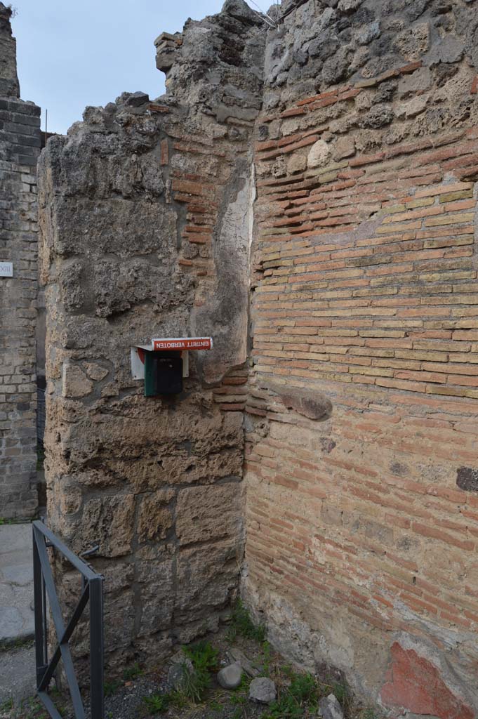 VI.14.36 Pompeii. October 2017.
North-west corner of bar-room with some painted plaster on west wall.
Foto Taylor Lauritsen, ERC Grant 681269 DÉCOR.