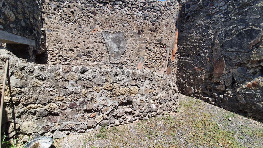 VI.14.36 Pompeii. July 2021.
North wall of rear room, on the right would have been the access from the kitchen to the stairs against the east wall of the rear room.
Foto Annette Haug, ERC Grant 681269 DÉCOR.