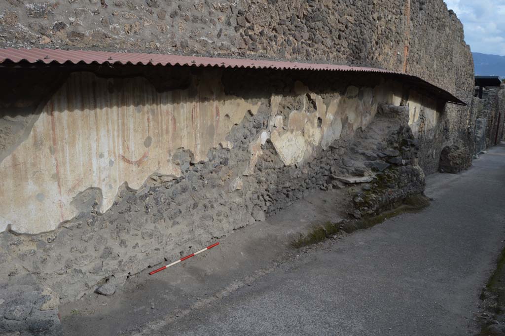 Pompeii Street Altar at I.8.1. October 2018. Looking south along street altar on east side of Vicolo dellEfebo.
Foto Taylor Lauritsen, ERC Grant 681269 DCOR.


