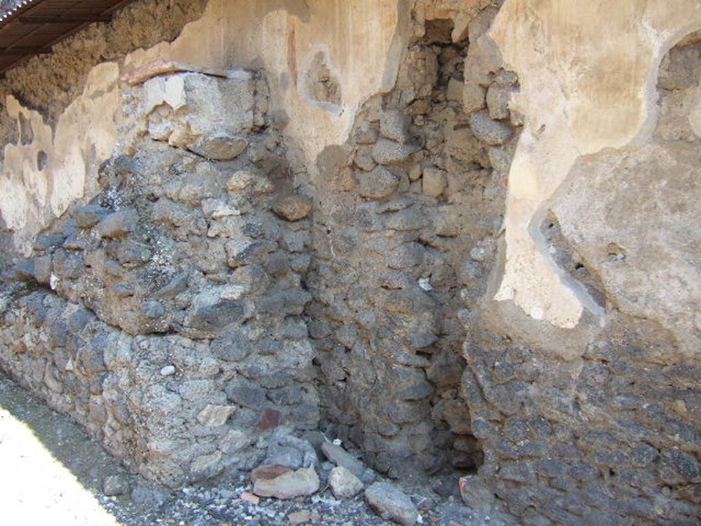Pompeii Street Altar at I.8.1. September 2005. Rectangular altar on top of the ramp and remains of painting on south of the altar. The hole in the wall is where a down pipe used to be.