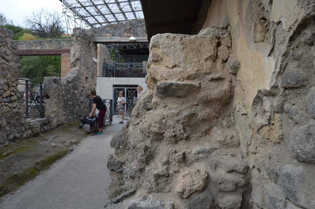 I.8.1 Pompeii. October 2018. Looking north towards altar on top of ramp, on east side of Vicolo dellEfebo. 
Foto Taylor Lauritsen, ERC Grant 681269 DCOR.

