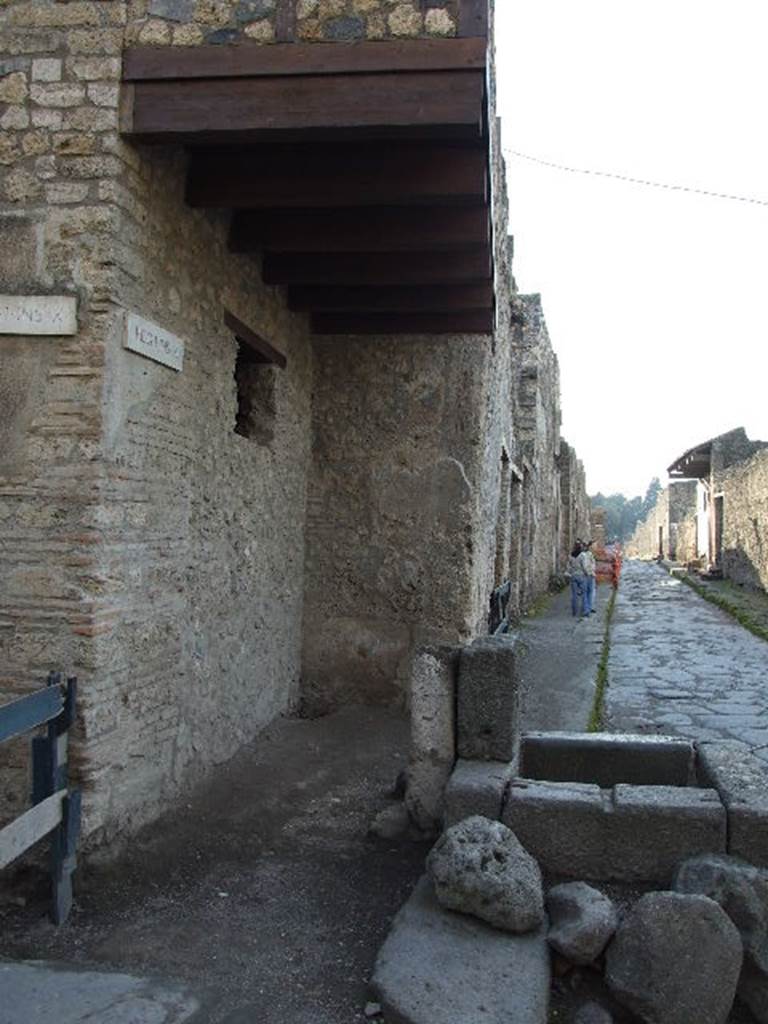 I.10.1 Pompeii. December 2006. Public fountain with compitum. According to Liselotte Eschebach, this was a public fountain with compitum. See Eschebach, L., 1993. Gebudeverzeichnis und Stadtplan der antiken Stadt Pompeji. Kln: Bhlau. (p.51). Nothing is recorded by Boyce, Frhlich or Giacobello.
