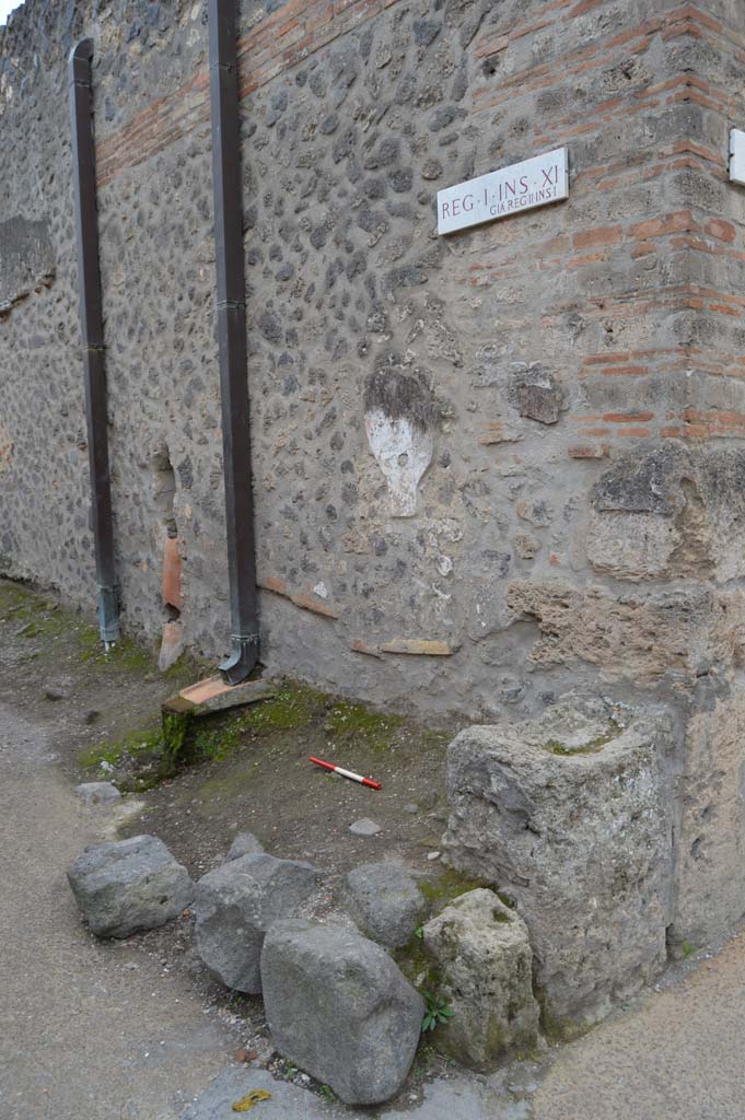 I.11.7 Pompeii. October 2018. Street altar on north-east corner of insula.
Foto Taylor Lauritsen, ERC Grant 681269 DCOR.
