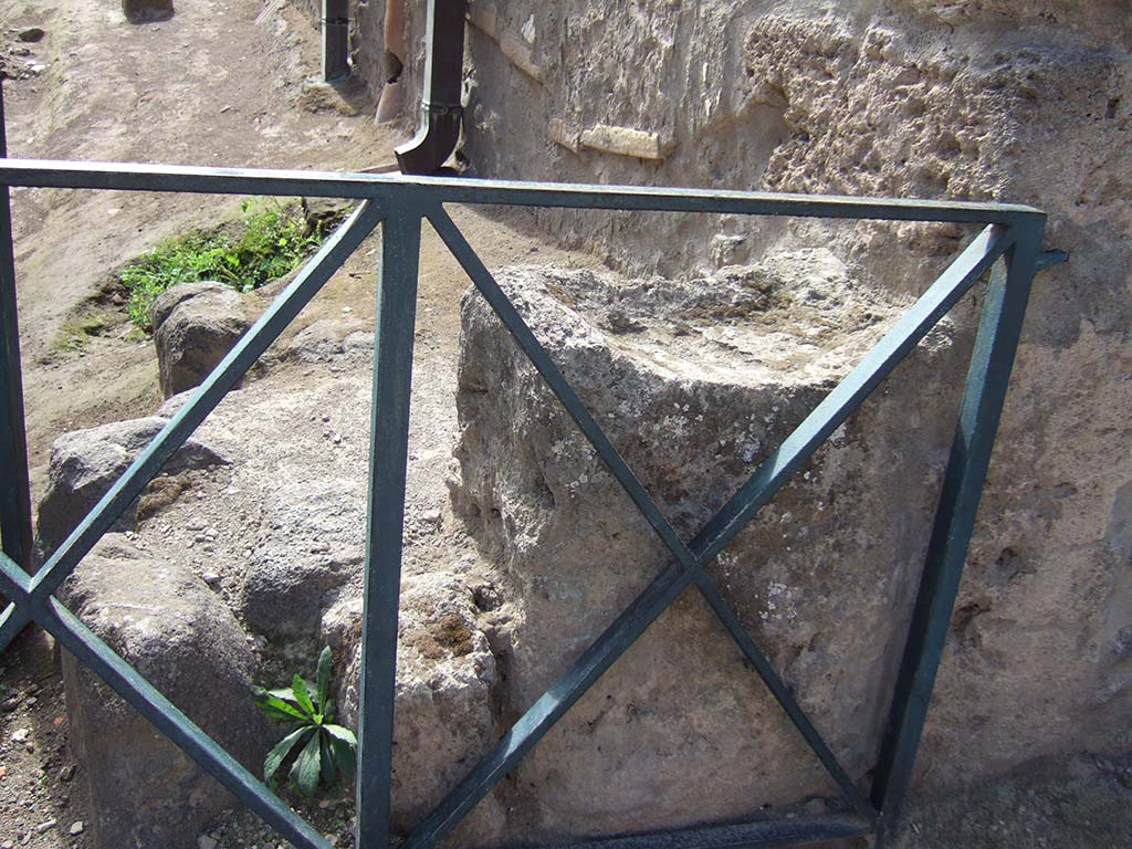 I.11.7 Pompeii. September 2005. Street altar