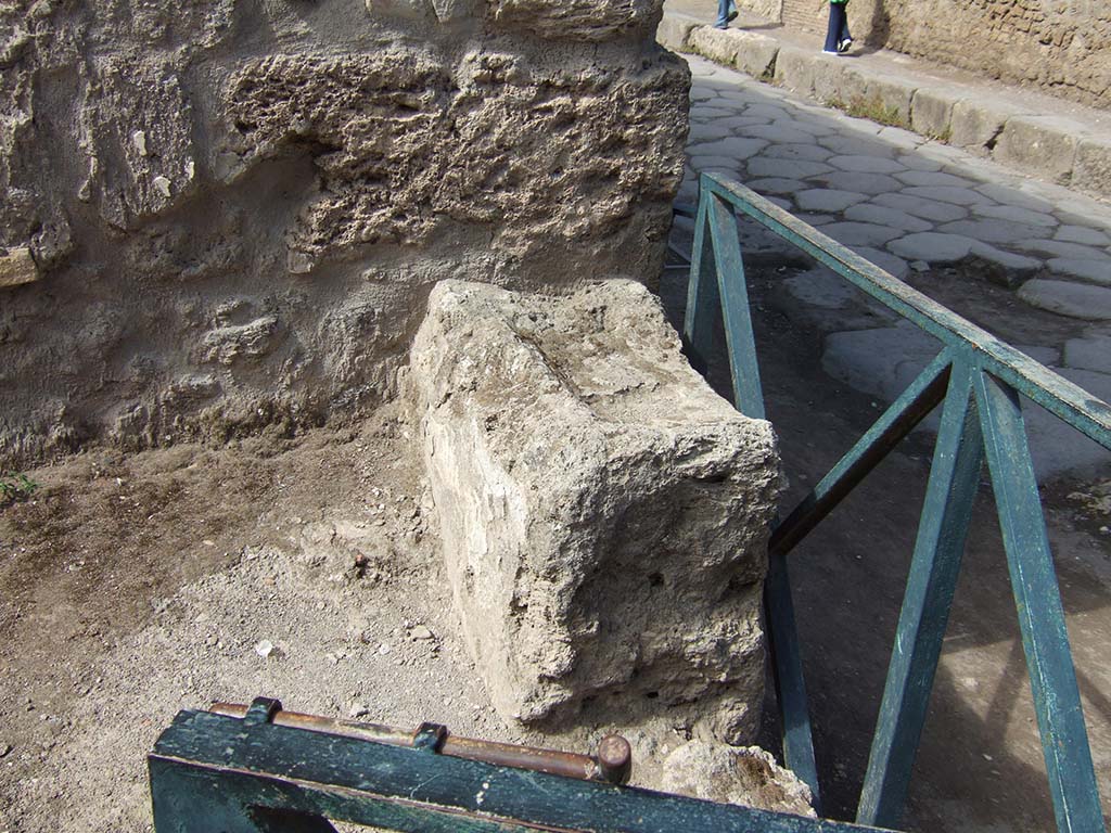 I.11.7 Pompeii. September 2005. Street altar, looking west where Vicolo delle Nave Europa joins Via dellAbbondanza.