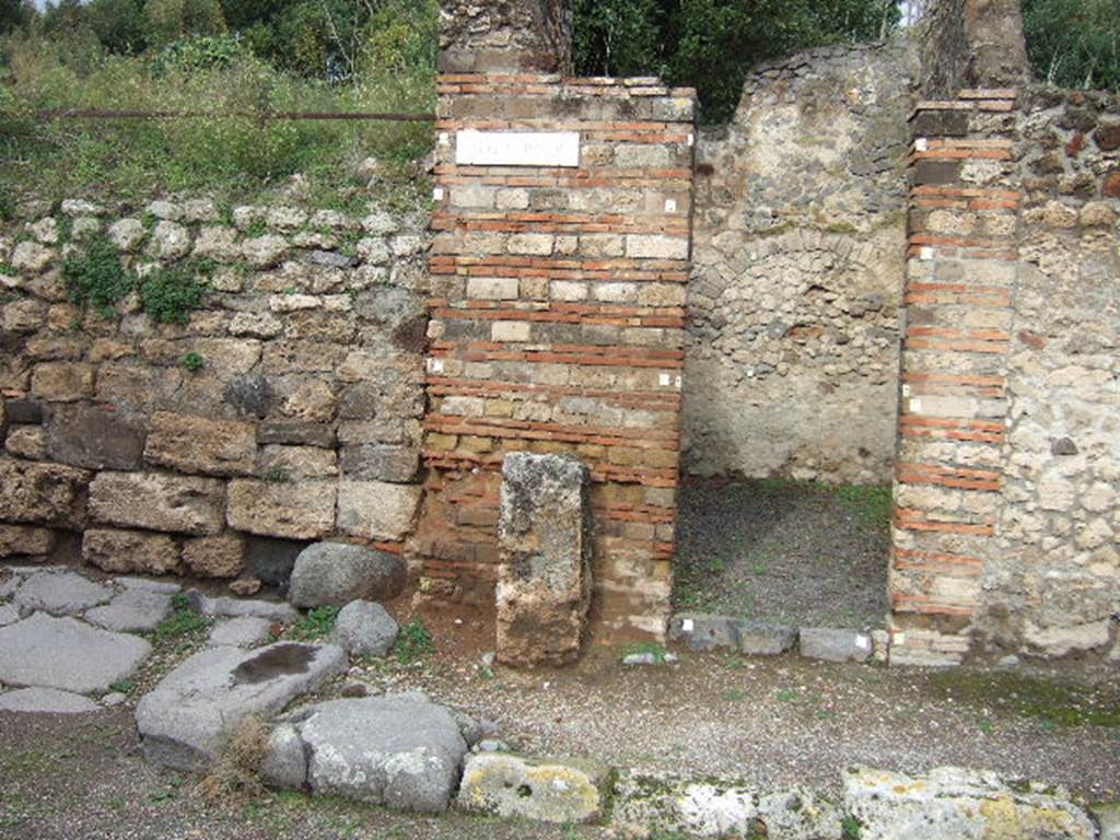 V.3.1 Pompeii. December 2005. Street Altar