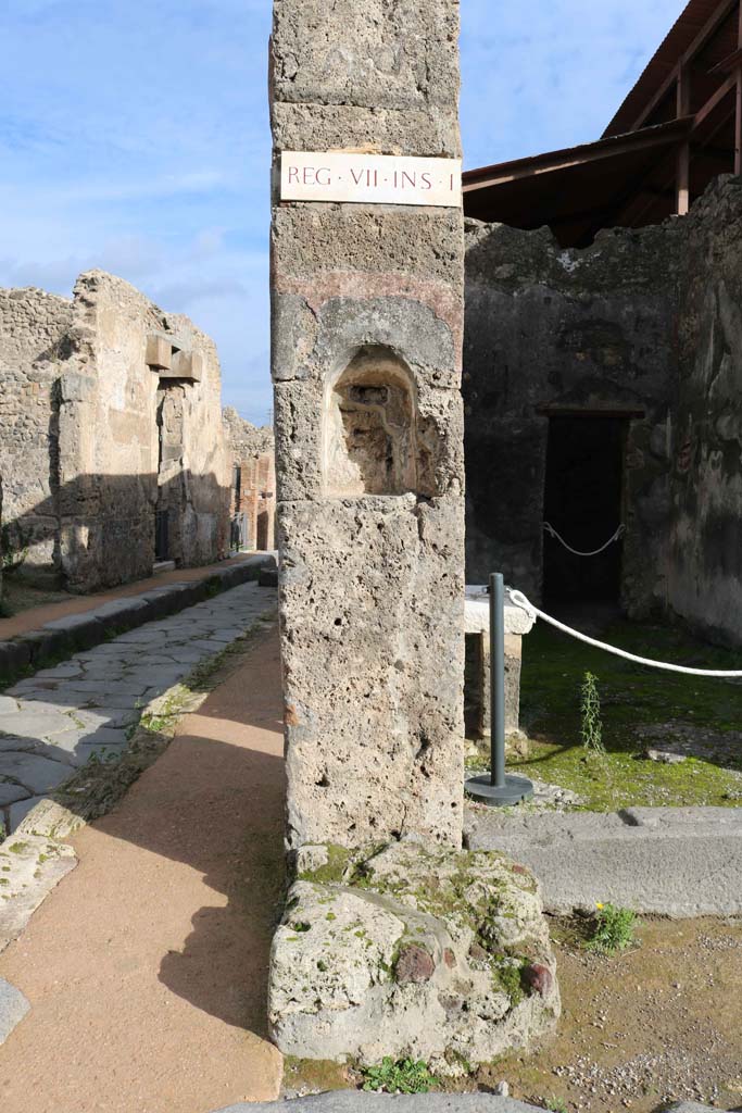 VII.1.42, Pompeii. December 2018. 
Pilaster with niche on north side of doorway. Photo courtesy of Aude Durand.
