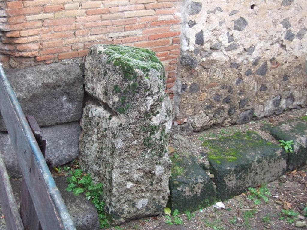 Street altar at VII.3.33, Pompeii. December 2005. South side of street altar.
