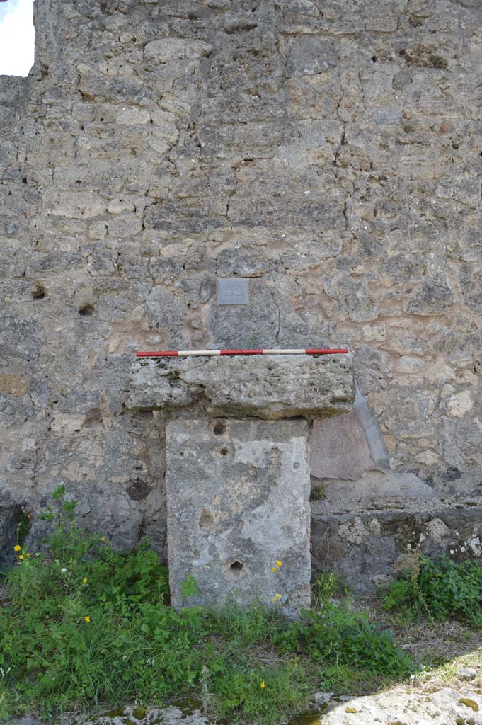 VII.7.22 Pompeii. October 2018. Looking south to street altar.
Foto Taylor Lauritsen, ERC Grant 681269 DCOR.
