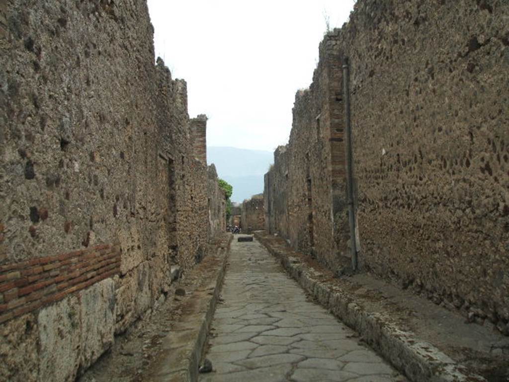 IX.7 Pompeii. December 2007. Vicolo di Tesmo looking south, showing location of street shrine at IX.2.19, on the right.

