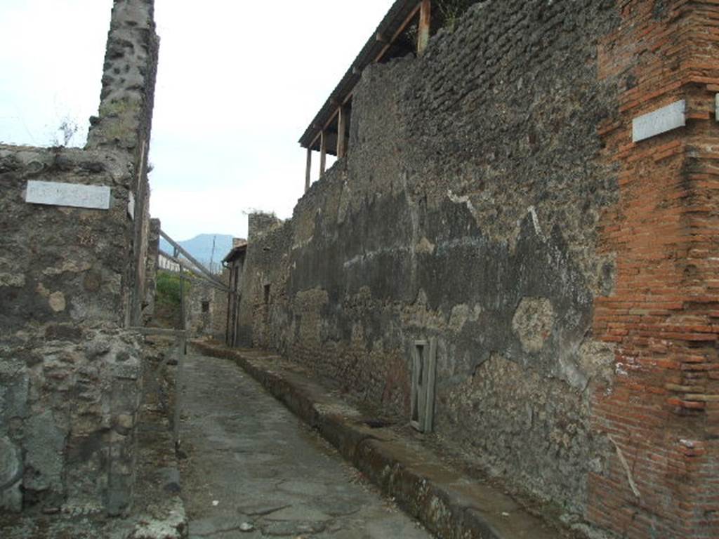IX.8.1 Pompeii. Street altar on east side of corner on Via di Nola, with junction with Vicolo del Centenario, looking south.    