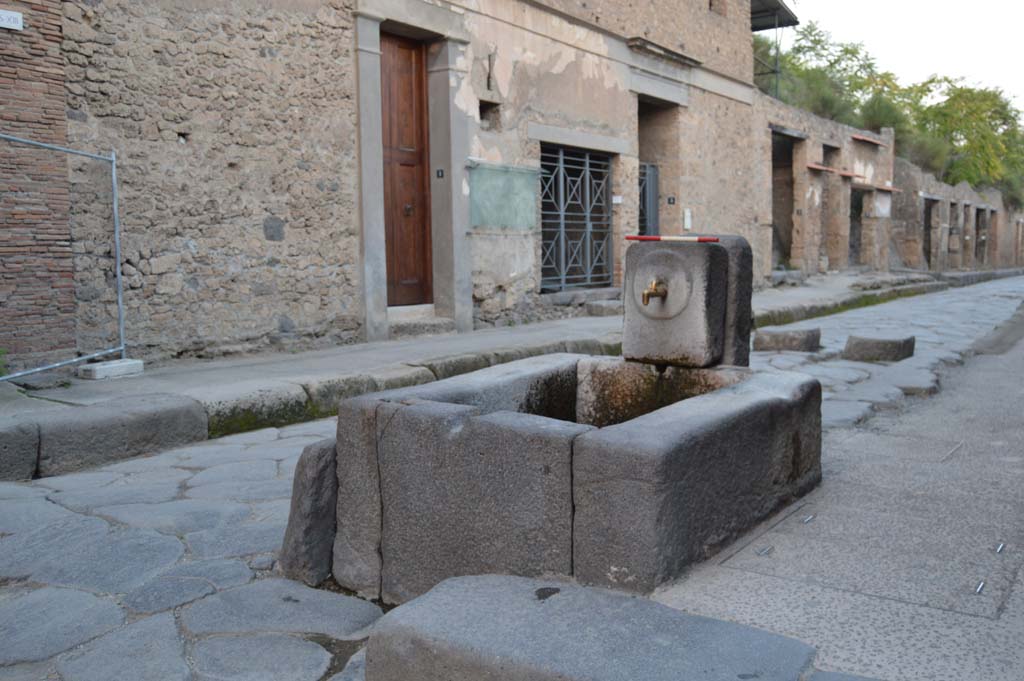 Fountain outside I.9.1 on Via dell Abbondanza. October 2018. West and south sides of fountain.
Foto Taylor Lauritsen, ERC Grant 681269 DCOR.

