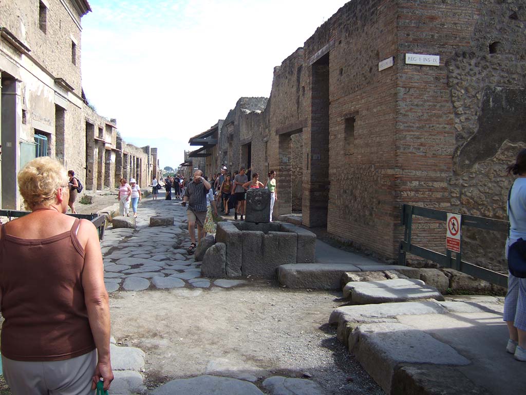 Fountain outside I.9.1 on Via dell Abbondanza. September 2005. Looking east.