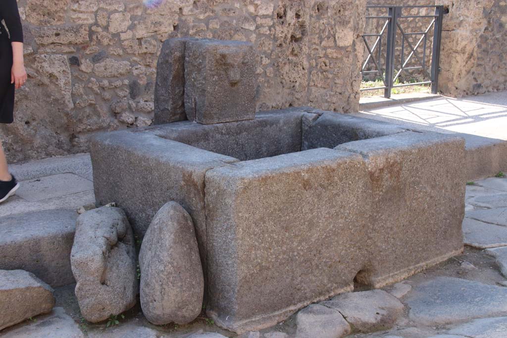 Fountain on Via dell Abbondanza between II.1.2 and II.1.3. September 2017. Photo courtesy of Klaus Heese.


