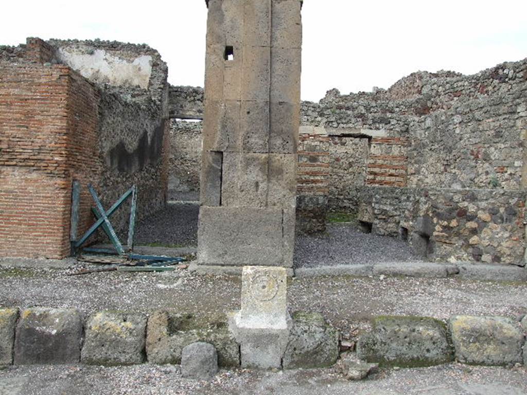 V.1.3 Pompeii.  December 2006. Fountain at V.1.3 on edge of pavement on Via Nola.  Between V.1.3 and V.1.4.