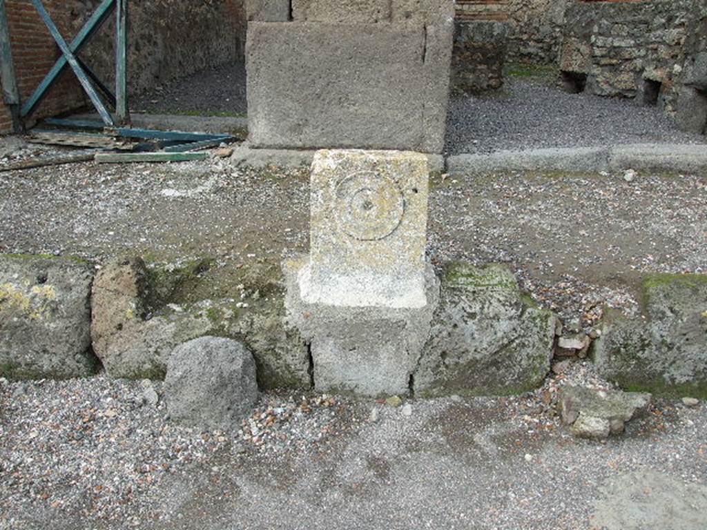 V.1.3 Pompeii. December 2006. Looking north at fountain between V.1.3 and V.1.4. with relief of patera or plate.
