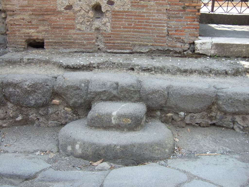 Steps in Via Consolare leading to possible site of fountain at VI.17.27. May 2006. Looking west.
