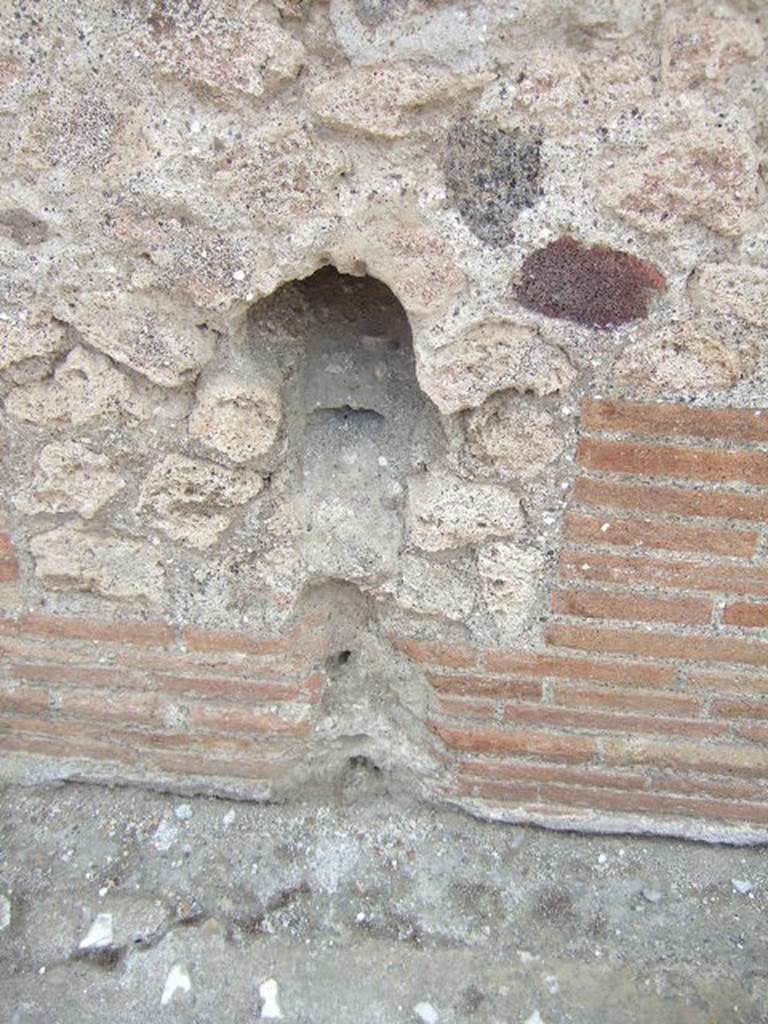 Front exterior wall on south side of VI.17.27, with possible site of fountain. May 2006. 