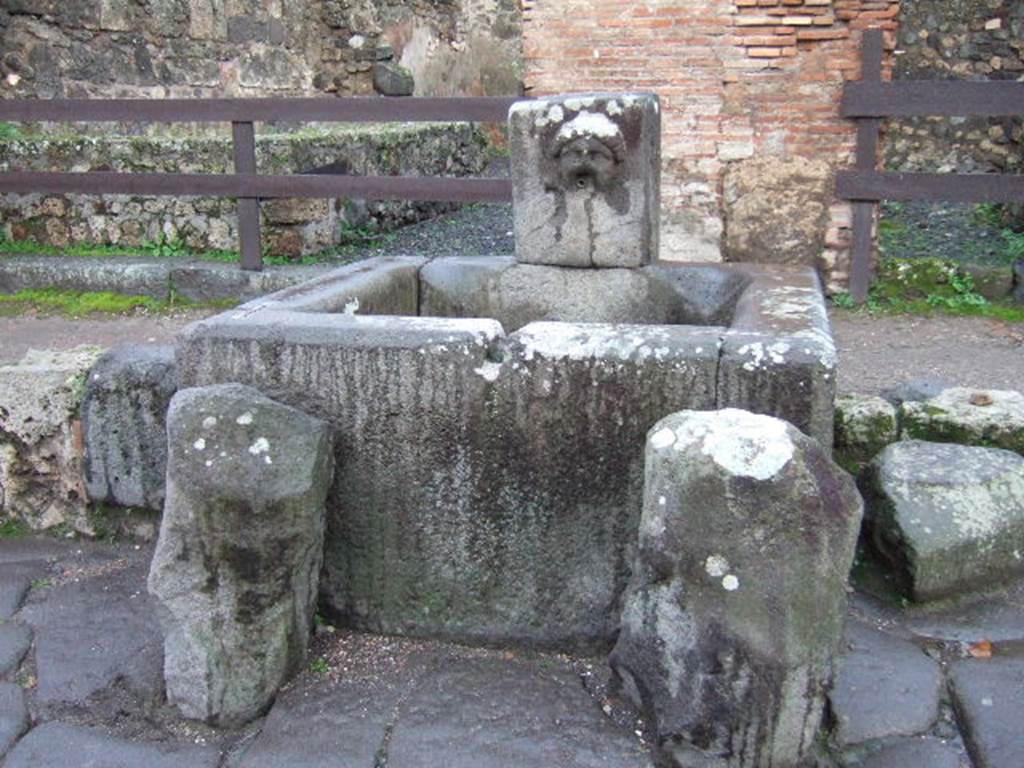 Fountain outside VII.1.32 and VII.1.33, December 2005. Looking west.