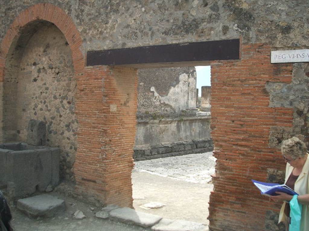 VII.8 Forum. September 2005. Fountain outside north wall next to entrance VII.7.26