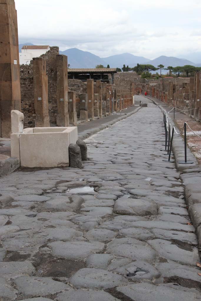 Fountain outside VII.9.67. Via dellAbbondanza. October 2020. 
Looking east from between VII.9 and VIII.5, in the year of the pandemic. Photo courtesy of Klaus Heese.
