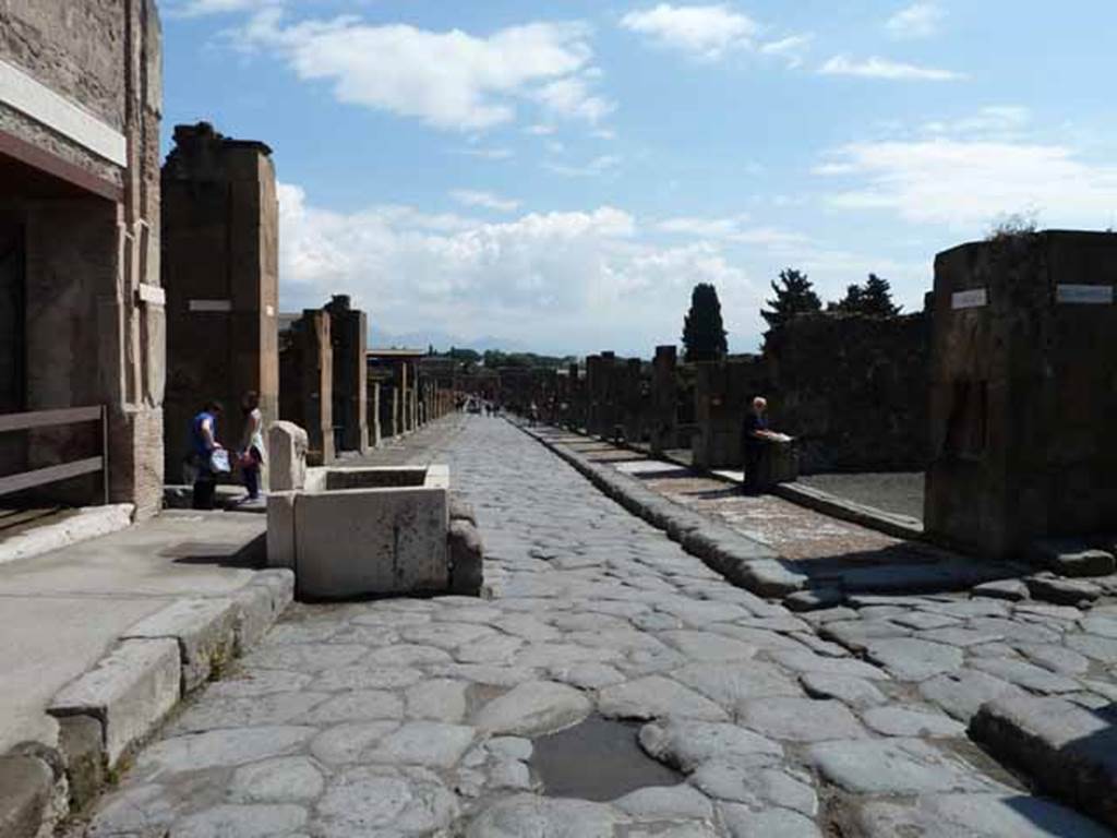 Fountain outside VII.9.67. Via dellAbbondanza. May 2010. Looking east between VII.9 and VIII.5, from near VII.9.68, on left.