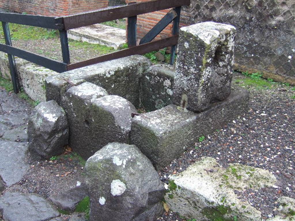 Rear of fountain at VIII.2.29. December 2005. Looking south-east.