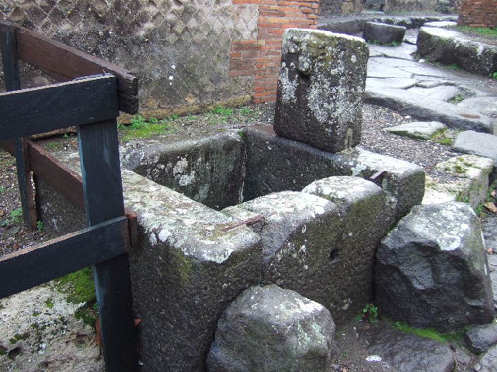 Fountain at VIII.2.29. December 2005. Looking south-west across fountain towards Vicolo della Regina.