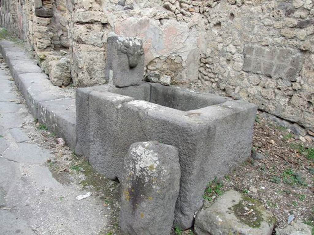 Pompeii. Fountain on Vicolo di Tesmo outside IX.7.17.  December 2007.
