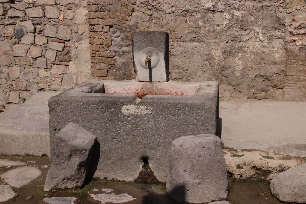 Fountain at IX.11.1. September 2019. Looking towards north side of Via dell’Abbondanza. Photo courtesy of Klaus Heese.