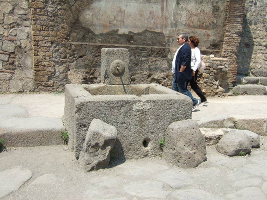 Fountain at IX.11.1. May 2006. Looking north from Via dell’Abbondanza.