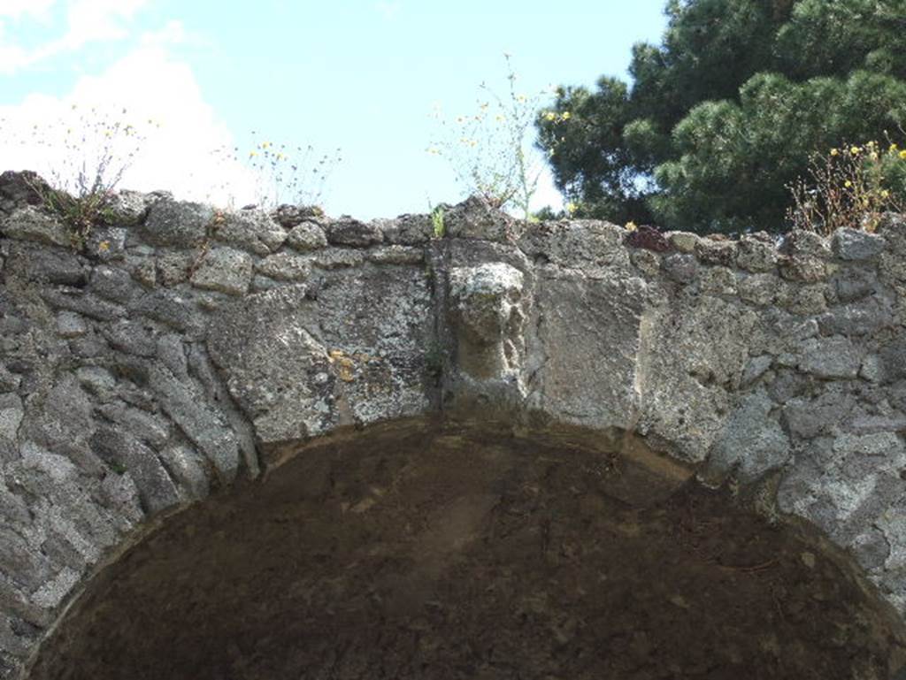 Pompeii Porta Nola. May 2006. Head of Minerva above arch on inner side of Nola Gate. The Oscan inscription was located to the left of the head.