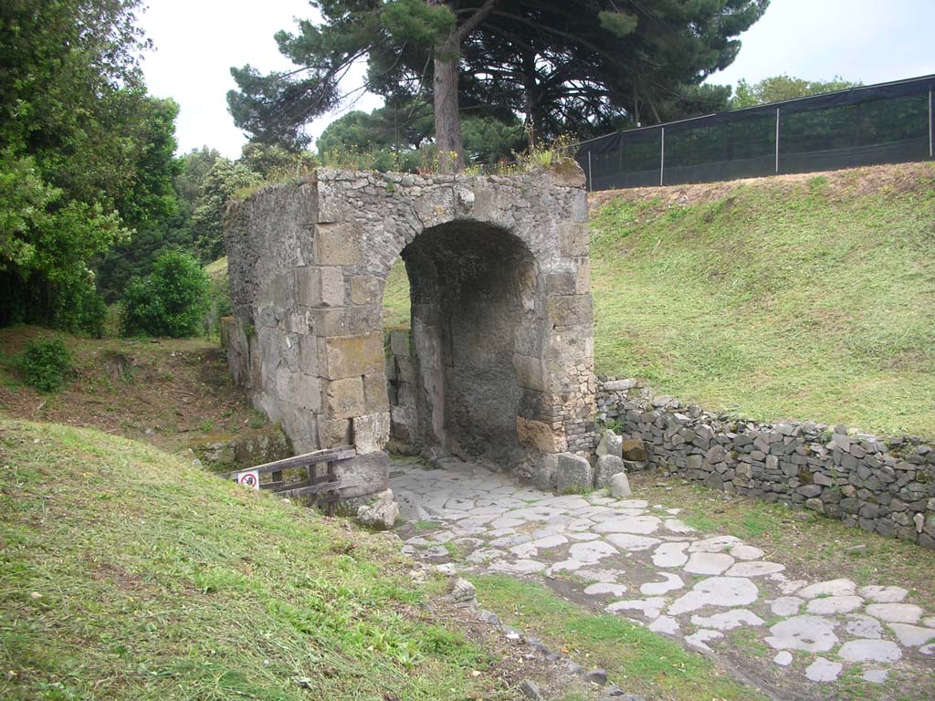 Nola Gate, Pompeii. May 2010. Looking south-east towards west end of Nola Gate. Photo courtesy of Ivo van der Graaff.