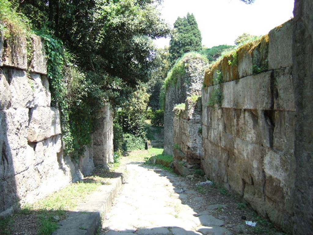 Pompeii Porta Nola. May 2006. Looking out towards Exedra Tomb NG1.