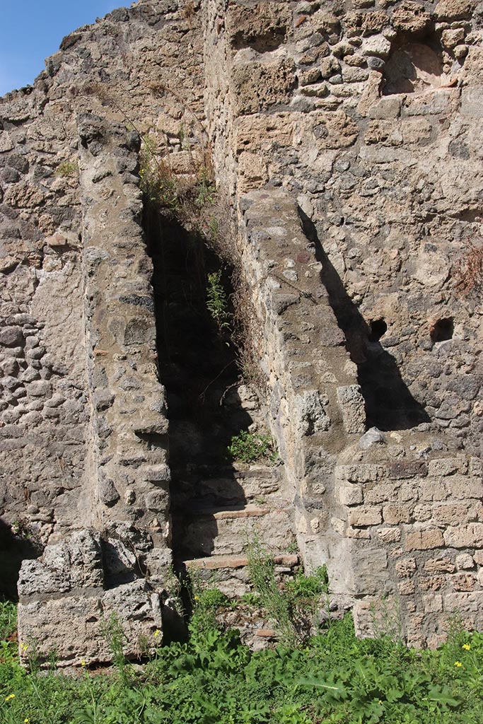 1.2.6 Pompeii. October 2024. Steps to upper floor and kitchen. Photo courtesy of Klaus Heese.
On the right is the arched niche in the north wall of the kitchen on the upper floor.
