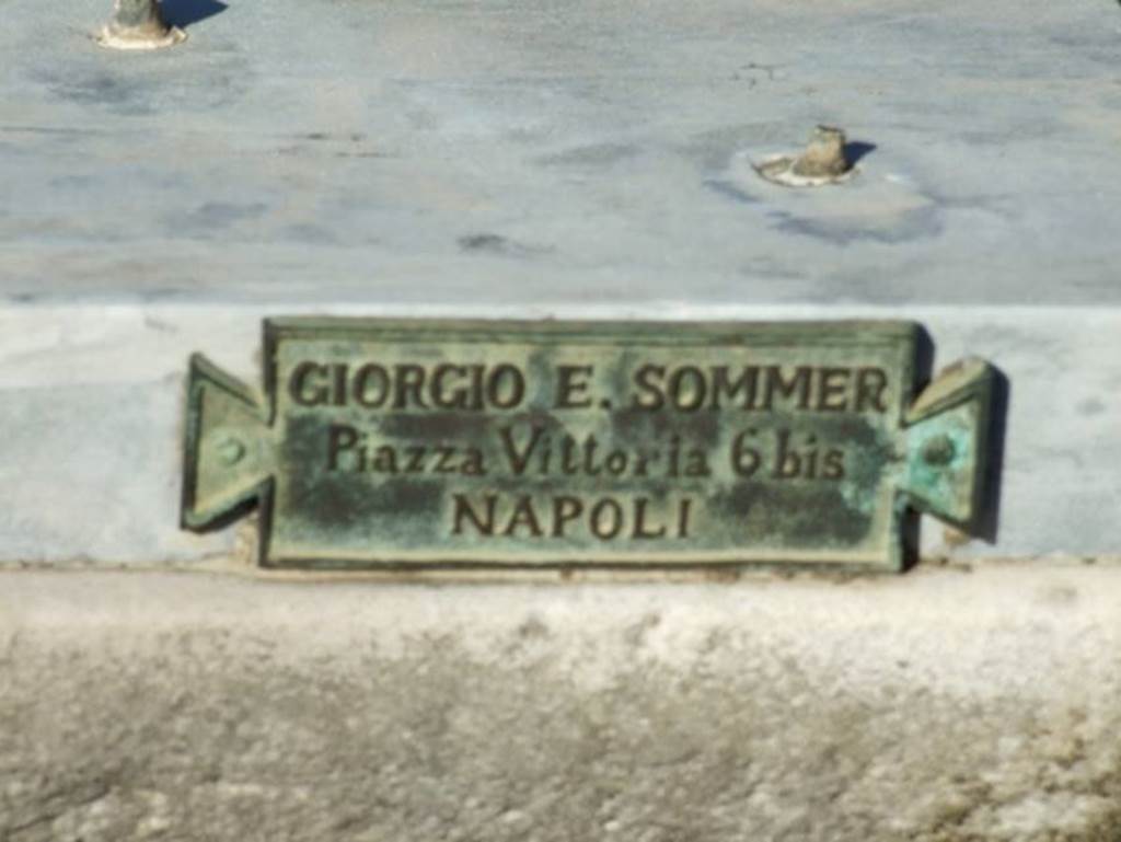 V.1.7 Pompeii. December 2007. Room 1, atrium. Pedestal on impluvium where a replica of the bronze bull, made by Sommer to replace the original, stood. 
Plaque with name of Giorgio E. Sommer of Piazza Vittoria 6 bis NAPOLI records this.

In addition to his photography business, Sommer also had a bronze casting business, making replicas of items in museums and the excavations.
