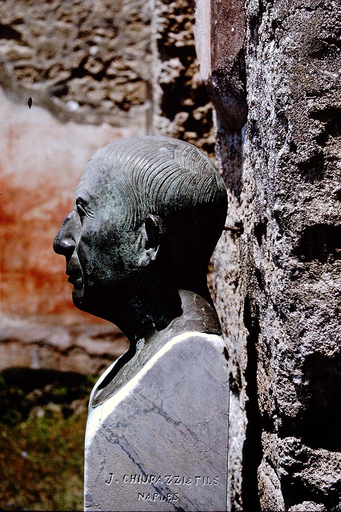 V.1.26 Pompeii. 1964. Room 1, atrium. Reproduction by J. Chiurazzi & Fils of bronze and marble herm bust with wording – 
Genio L nostri Felix L. 
(To the genius of our Lucius, Felix the freedman (erects).
Photo by Stanley A. Jashemski.
Source: The Wilhelmina and Stanley A. Jashemski archive in the University of Maryland Library, Special Collections (See collection page) and made available under the Creative Commons Attribution-Non-Commercial License v.4. See Licence and use details.
J64f1536

